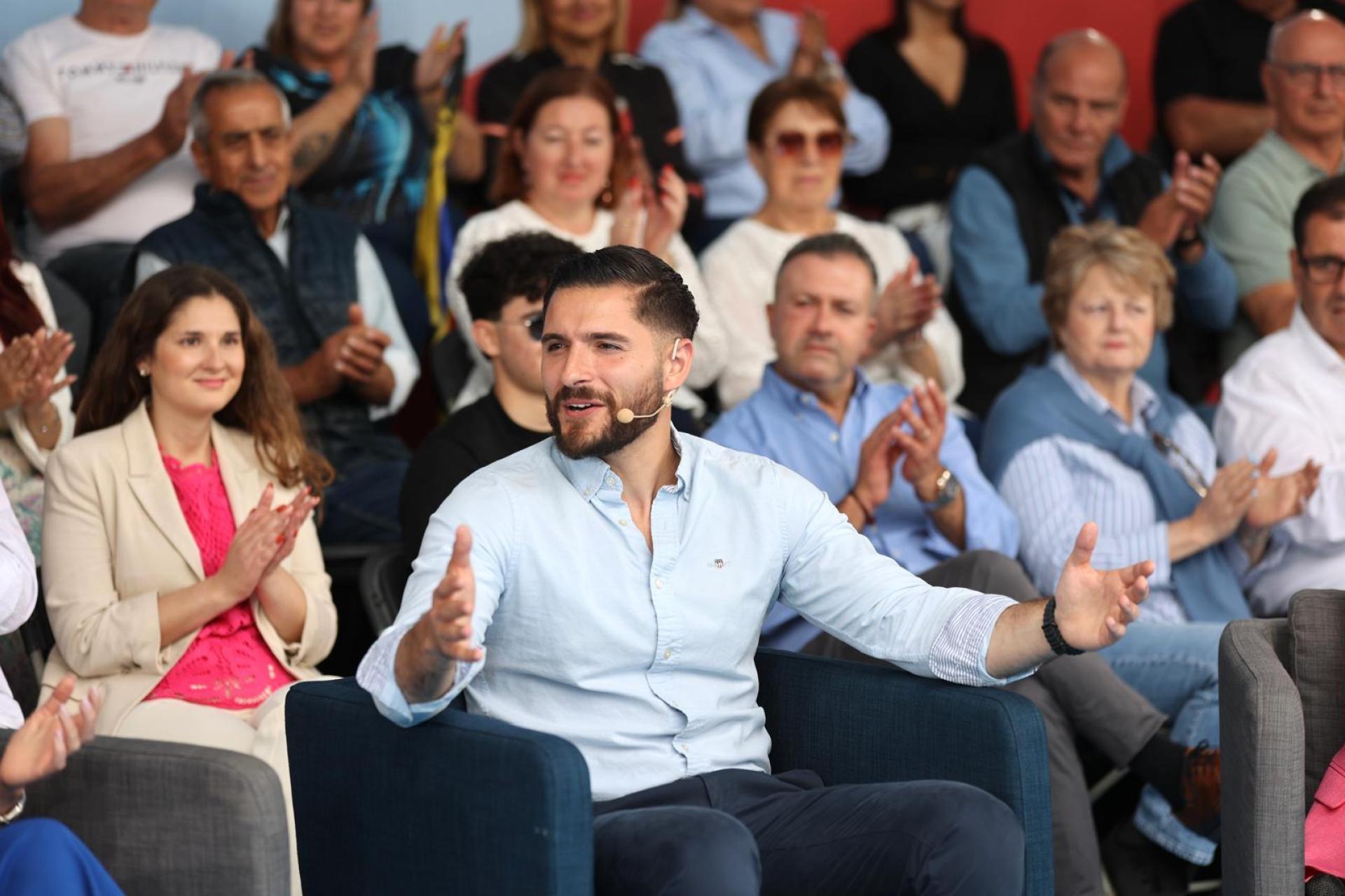 Borg ayrıca annesinin onun siyasete girmesinden hoşlanmadığını ancak yine de kendisini desteklediğini açıkladı