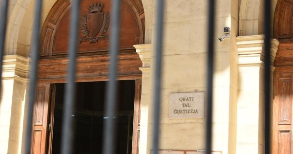 İnsan Ticareti Sanığı, Kadınları İçerideyken Evi Yakmakla Tehdit Etti