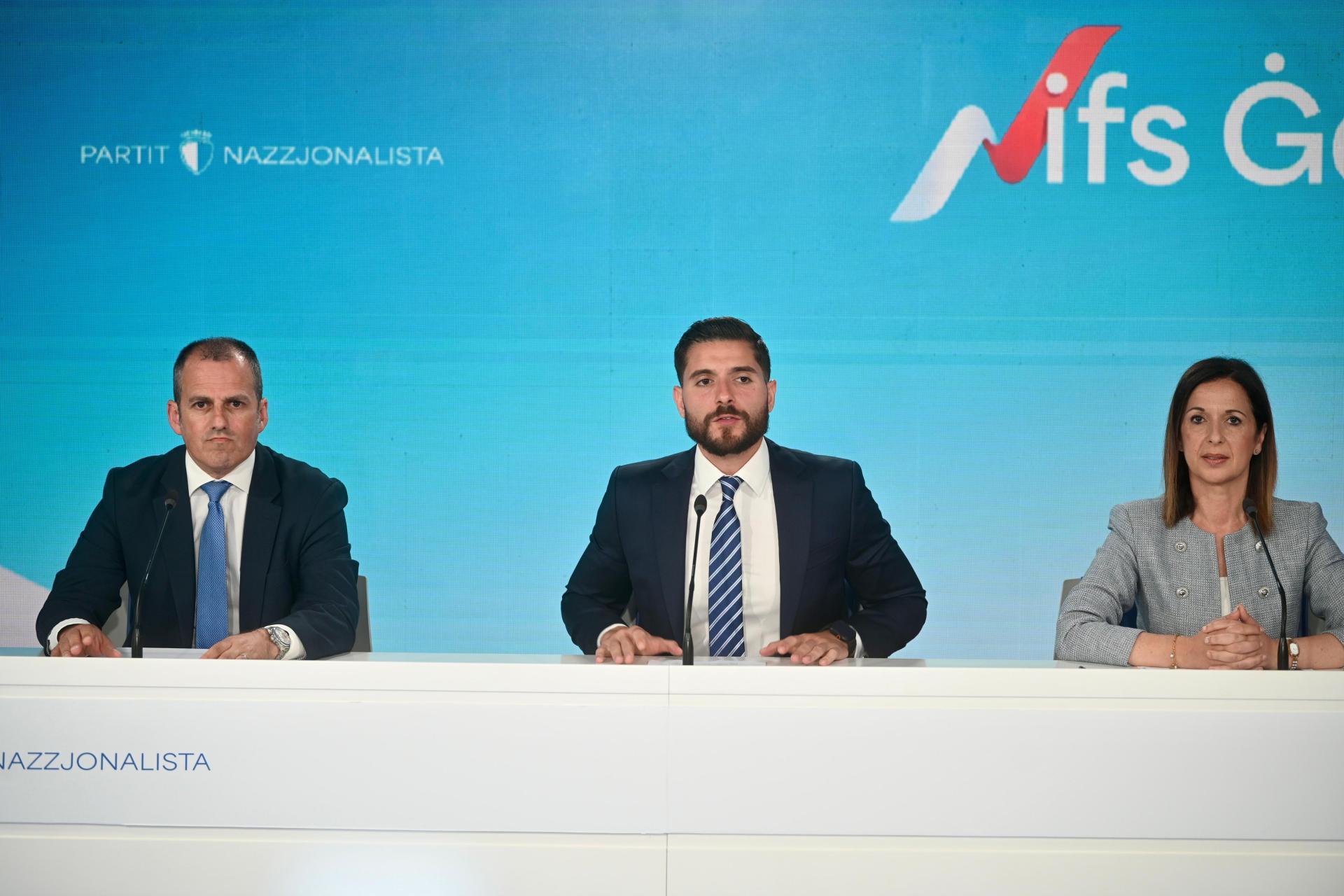 Graham Bencini, Alex Borg ve Paula Mifsud Bonnici pazartesi günü konuşurken. Fotoğraf: Jonathan Borg