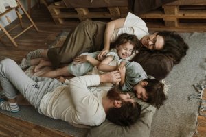 Aile İçi Şiddet Bilgilendirme Programı: Partnerinizin Geçmişini Sorgulayın
