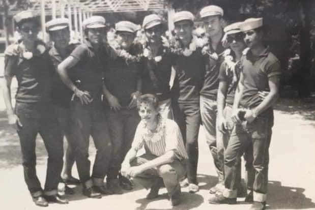 Boyunlarına taç geçirmiş bir grup erkek