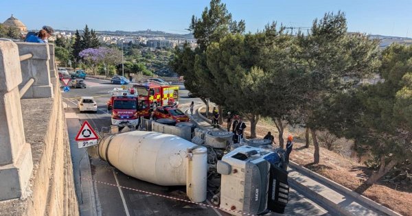 Mosta'da Beton Mikseri Devrildi