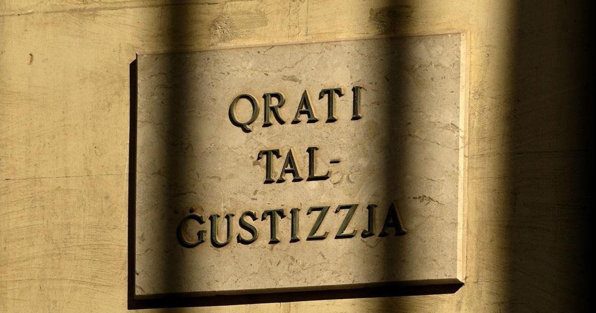 Mellieħa'da 17 yaşındaki genç, yaşlı komşusunu yaraladığı gerekçesiyle yargılandı