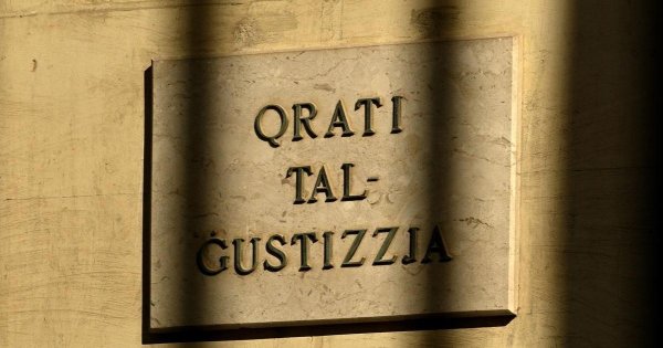 Mellieħa'da 17 yaşındaki genç, yaşlı komşusunu yaraladığı gerekçesiyle yargılandı
