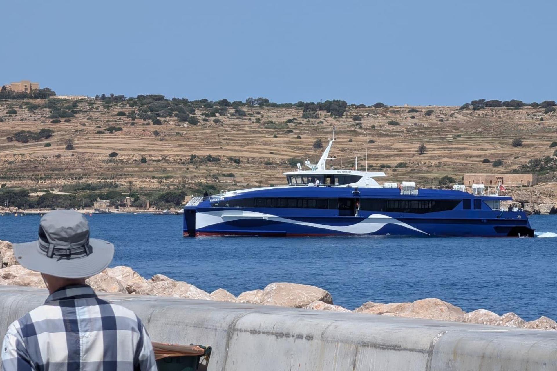Yeni hızlı feribot Buġibba'ya yaklaşırken.