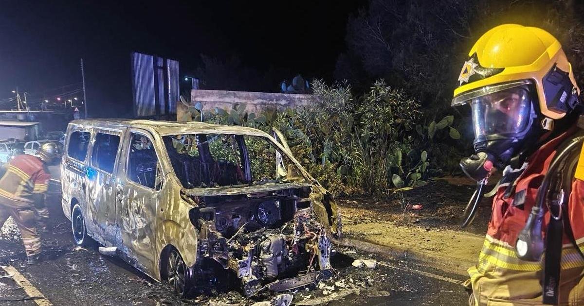 Mellieħa'da minibüs alevlere teslim oldu