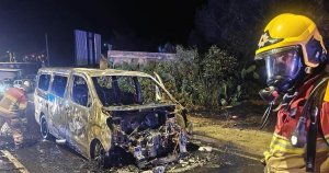 Mellieħa'da minibüs alevlere teslim oldu