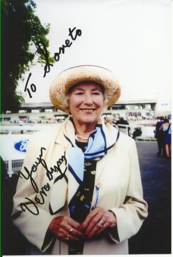 Dame Vera Lynn'in Loreto'ya imzaladığı fotoğraf. Fotoğraf: Barry York