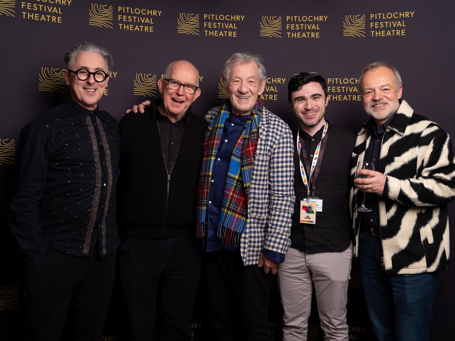 Soldan sağa: Alan Cumming, Laurie Slade, Sir Ian McKellen, André Agius ve Graham Norton. Foto: Pitlochry Festival Theatre