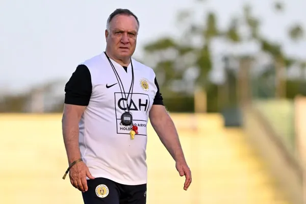 Dick Advocaat, Dünya Kupası için Curaçao'nun başına geri döndü