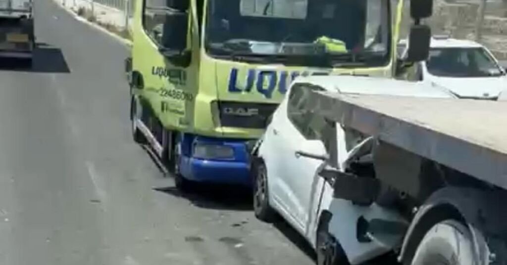 Birżebbuġa'da Korkunç Kaza: Otomobil İki Kamyon Arasında Sıkıştı