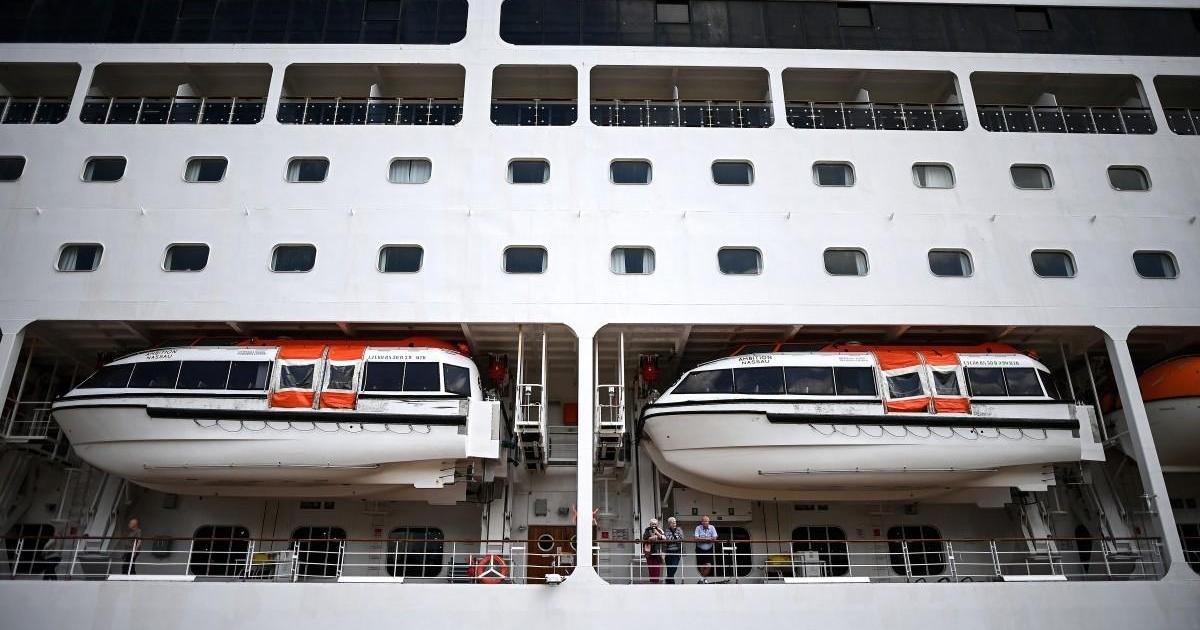 Fransa, 90 Yaşındaki Yolcunun Ölümünün Ardından Yolcu Gemisindeki 1.700 Kişiyi Karantinaya Aldı