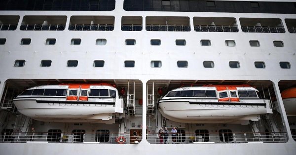 Fransa, 90 Yaşındaki Yolcunun Ölümünün Ardından Yolcu Gemisindeki 1.700 Kişiyi Karantinaya Aldı