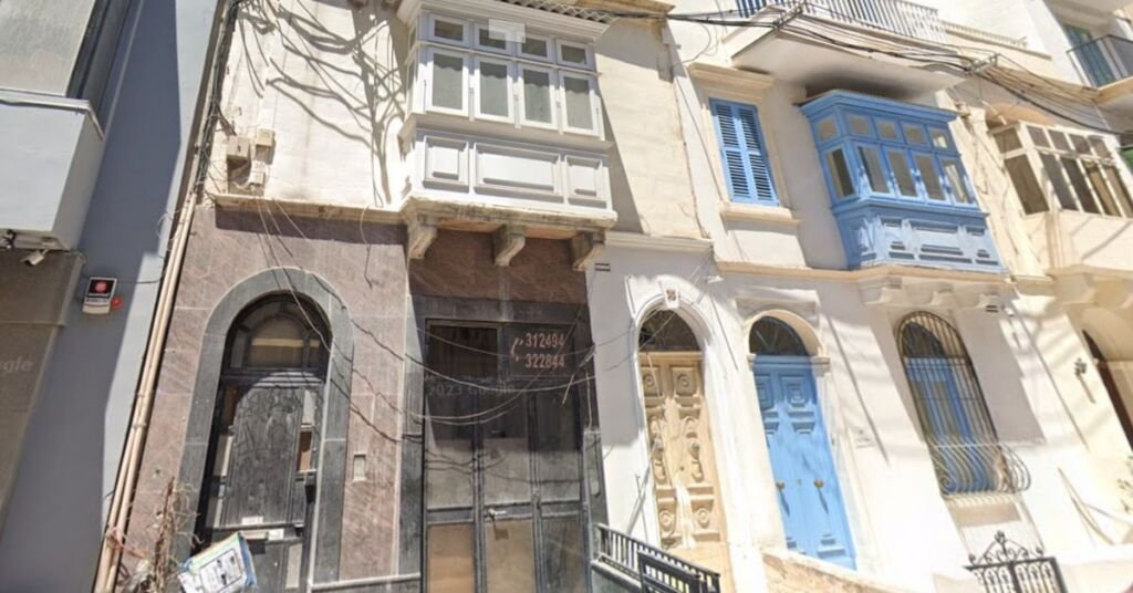 Gżira'da Bir Adam Balkondan Üç Kat Aşağıya Düştü, Hastaneye Kaldırıldı