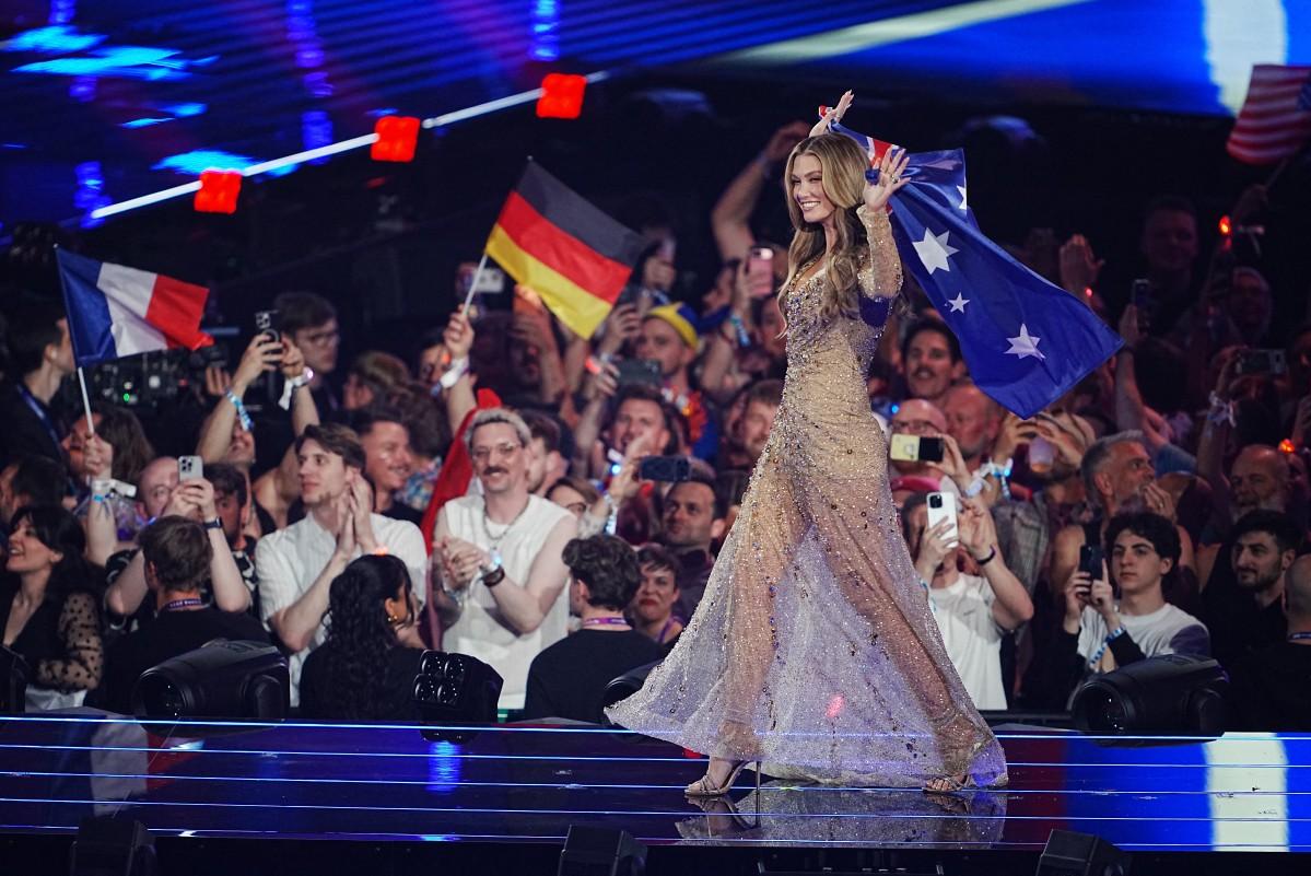 Avustralya'yı temsil eden Delta Goodrem, Eurovision finalinin kostümlü provasında hayranları selamlıyor. Fotoğraf: AFP
