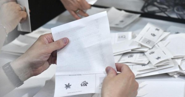 Sandık görevlilerinin yüzde 96'sı Salı günü oyunu kullandı