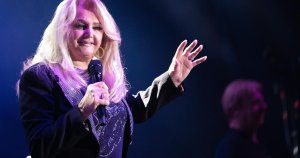 Galli şarkıcı Bonnie Tyler Portekiz'de acil ameliyat sonrası iyileşiyor