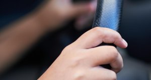 Beş kişi kadına acımasızca yumruk atan adamı durdurmaya çalıştıklarını söyledi