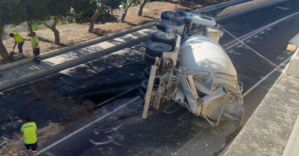 Mosta'da Beton Mikseri Devrildi, Yaralanan Olmadı