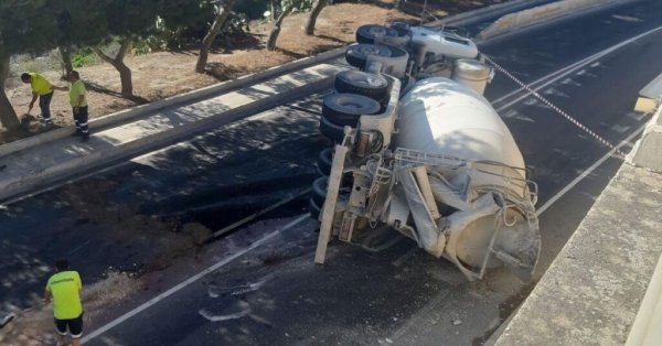 Mosta'da Beton Mikseri Devrildi, Yaralanan Olmadı
