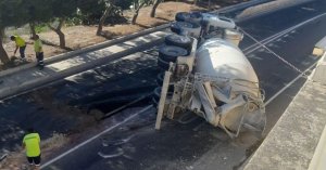Mosta'da Beton Mikseri Devrildi, Yaralanan Olmadı