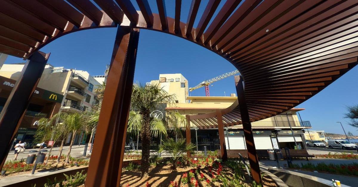 Buġibba Meydanı'nın peyzajı planlardan saptı: Yapraklı ağaçlar yerine palmiyeler dikildi