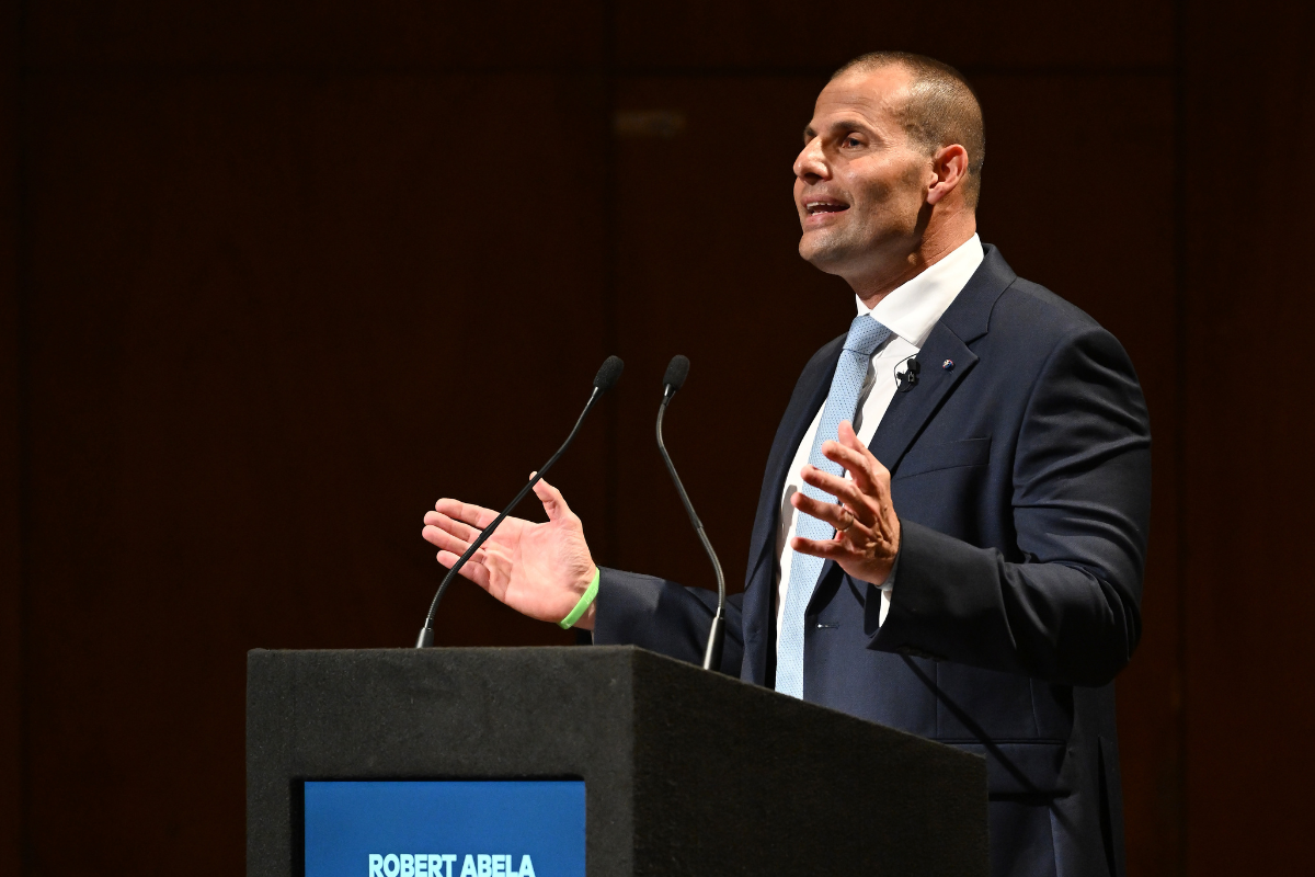 İşçi Partisi lideri Robert Abela tartışma sırasında bakanlar ekibine odaklandı.