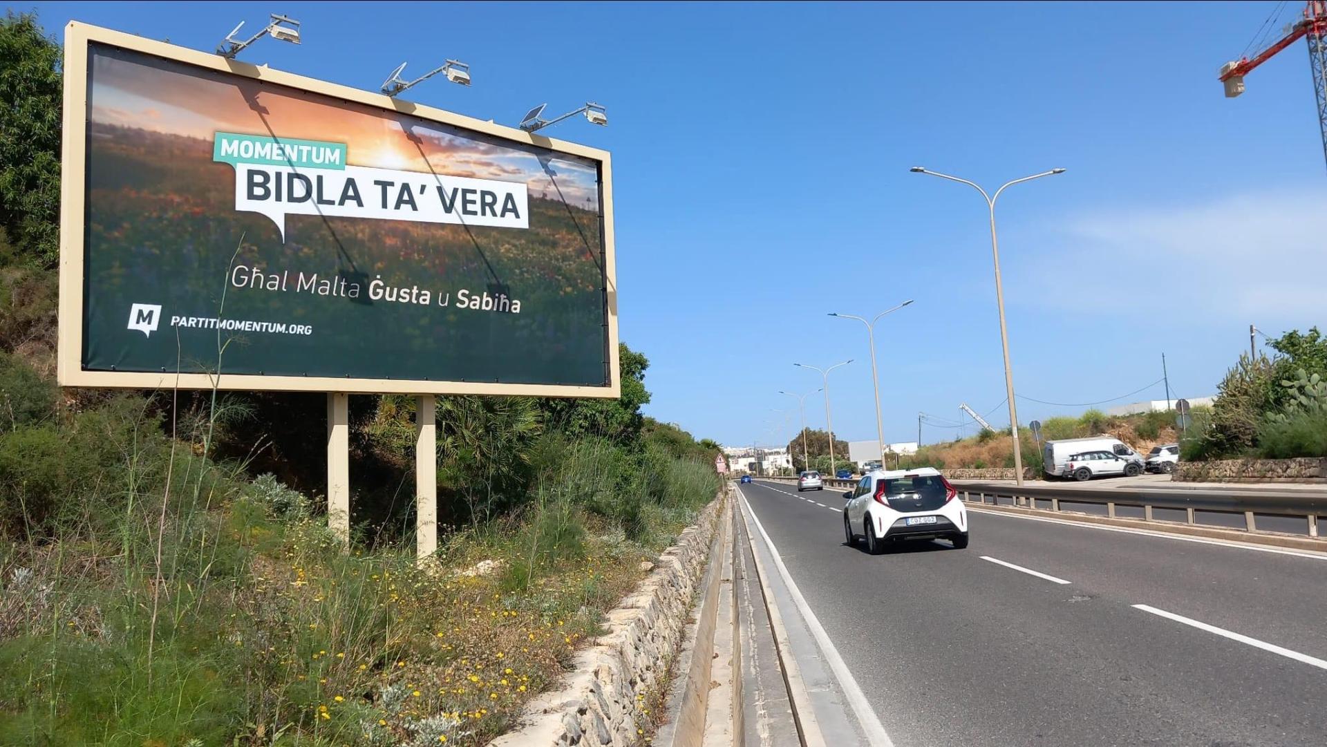 Momentum'un St Paul's Bay çevre yolundaki billboardlarından biri