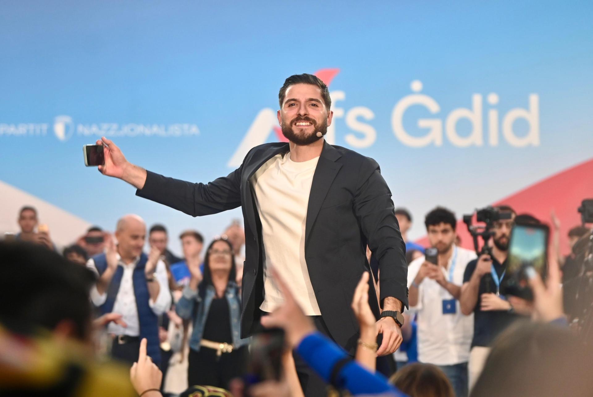 Alex Borg destekçileriyle bir an paylaşıyor