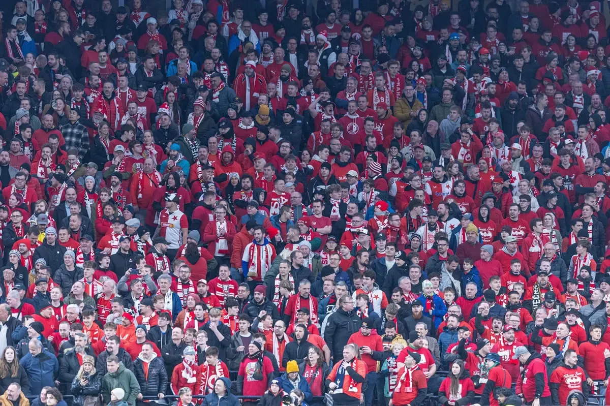 Prag derbisinde taraftarlar sahaya girdi, Slavia şampiyonluğa dakikalar kala maç tatil edildi