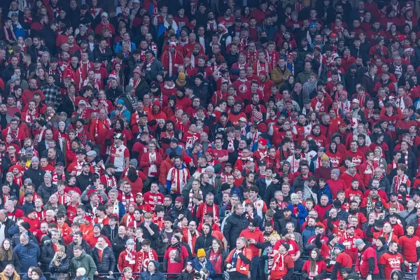 Prag derbisinde taraftarlar sahaya girdi, Slavia şampiyonluğa dakikalar kala maç tatil edildi