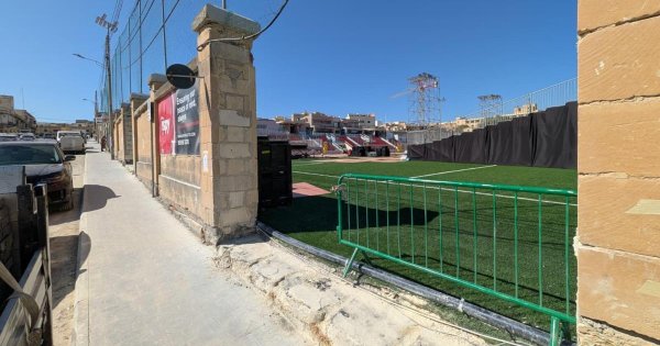 Labour Partisi mitingi öncesi stadyum duvarı izinsiz söküldü