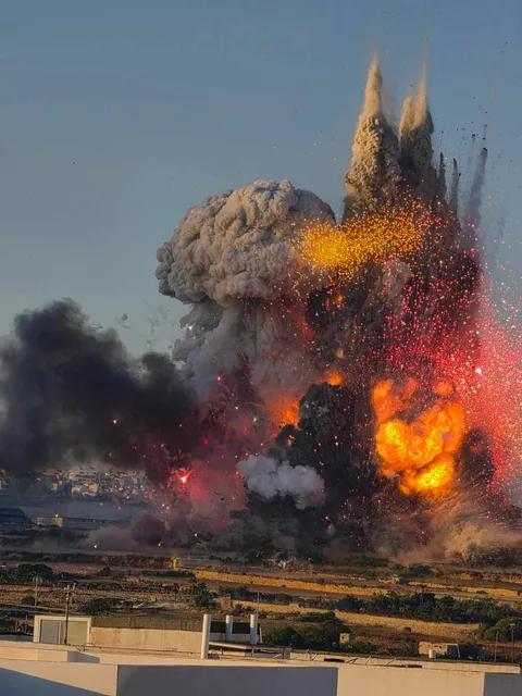 Times of Malta'ya gönderilen görüntüler, patlamanın havai fişek fabrikasını parçaladığı anı yakaladı.