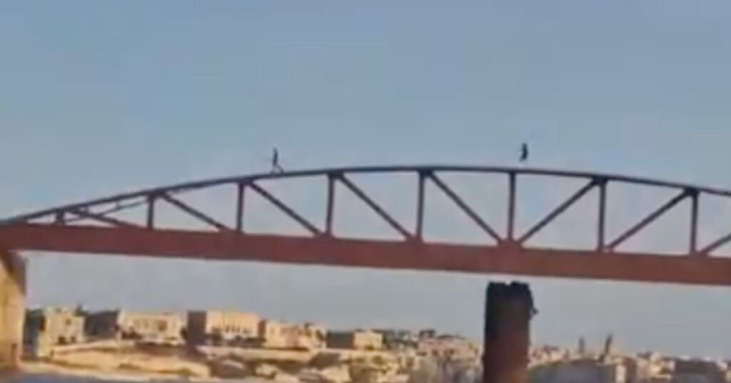 İzle: Valletta Limanı'ndaki St. Elmo Köprüsü Kemerinde Yürüyen İki Kişi Görüldü