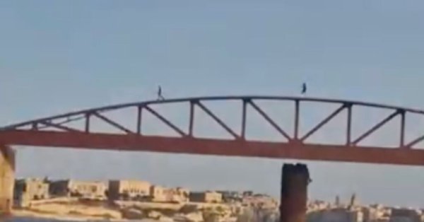 İzle: Valletta Limanı'ndaki St. Elmo Köprüsü Kemerinde Yürüyen İki Kişi Görüldü