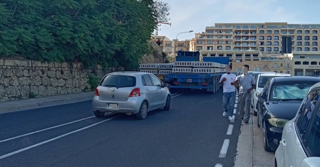 Triq Ix-Xatt'ta İki Kamyon Sıkıştı, Gozo Feribot Terminali Yolu Kapandı