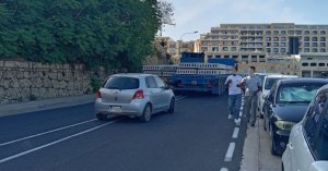 Triq Ix-Xatt'ta İki Kamyon Sıkıştı, Gozo Feribot Terminali Yolu Kapandı