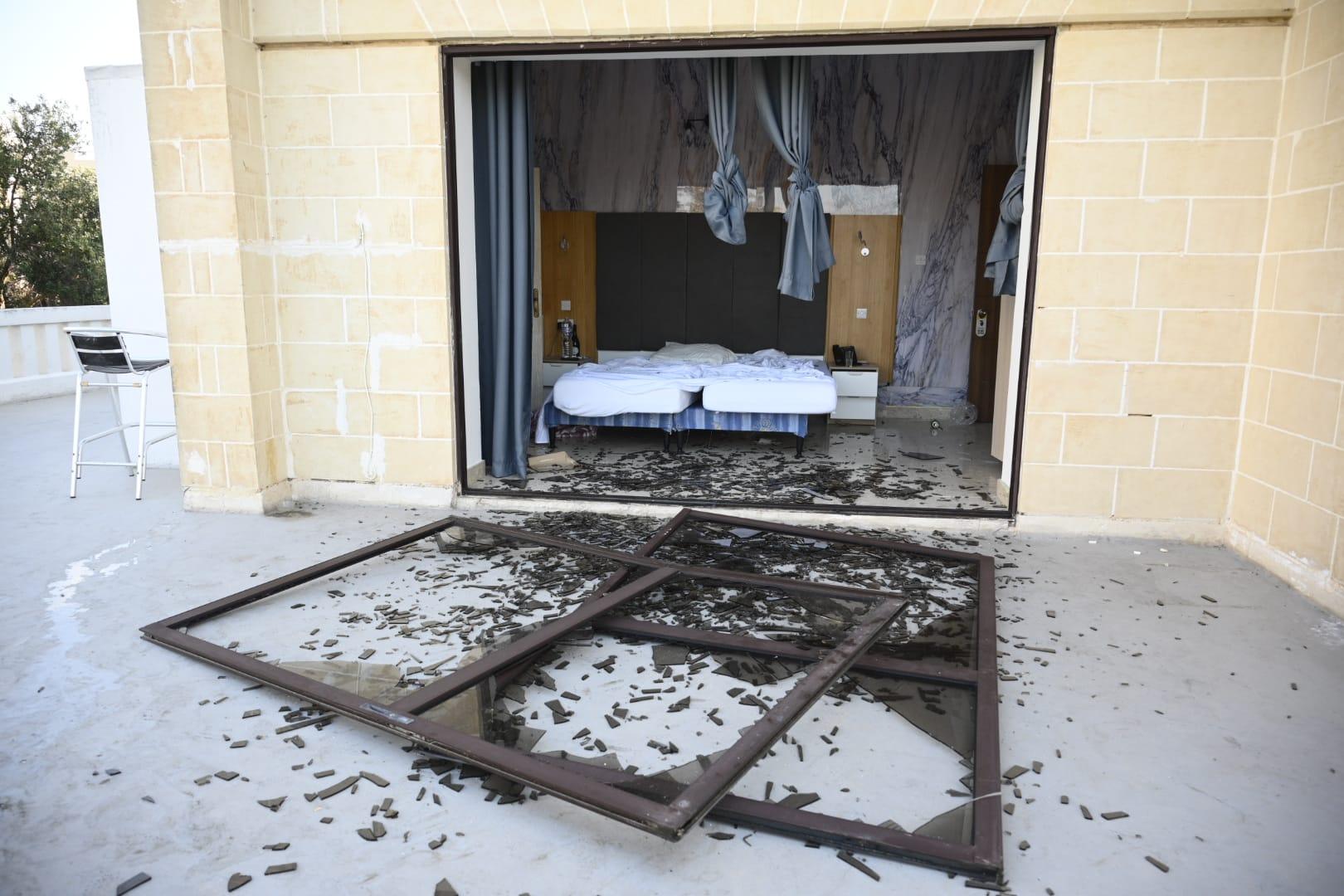 White Star misafirhanesindeki konuklar, otel odalarının camı kırıldığında cam parçalarıyla kaplandı.