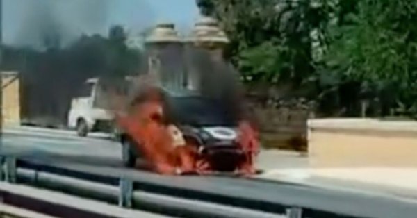 Santa Luċija'da Otomobil Alev Alev Yandı