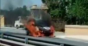 Santa Luċija'da Otomobil Alev Alev Yandı