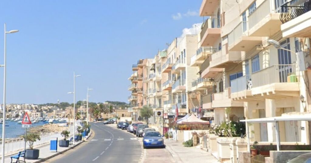 Birżebbuġa'da 53 Yaşındaki Kadın İkinci Kattan Düştü, Hayati Tehlikesi Sürüyor