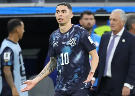 Paraguaylı futbolcu Almirón, ağzını kapatarak konuştuğu için kırmızı kart gören ilk oyuncu oldu
