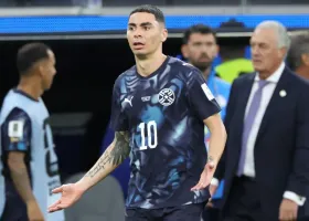 Paraguaylı futbolcu Almirón, ağzını kapatarak konuştuğu için kırmızı kart gören ilk oyuncu oldu