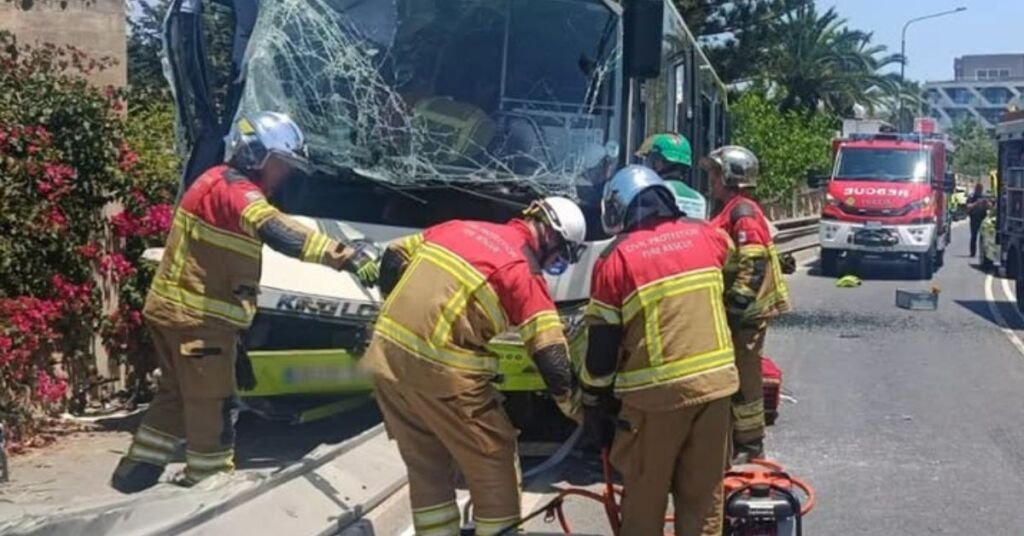Mosta'da Birkaç Aracın Karıştığı Kaza Sonrası Trafik Yoğunluğu
