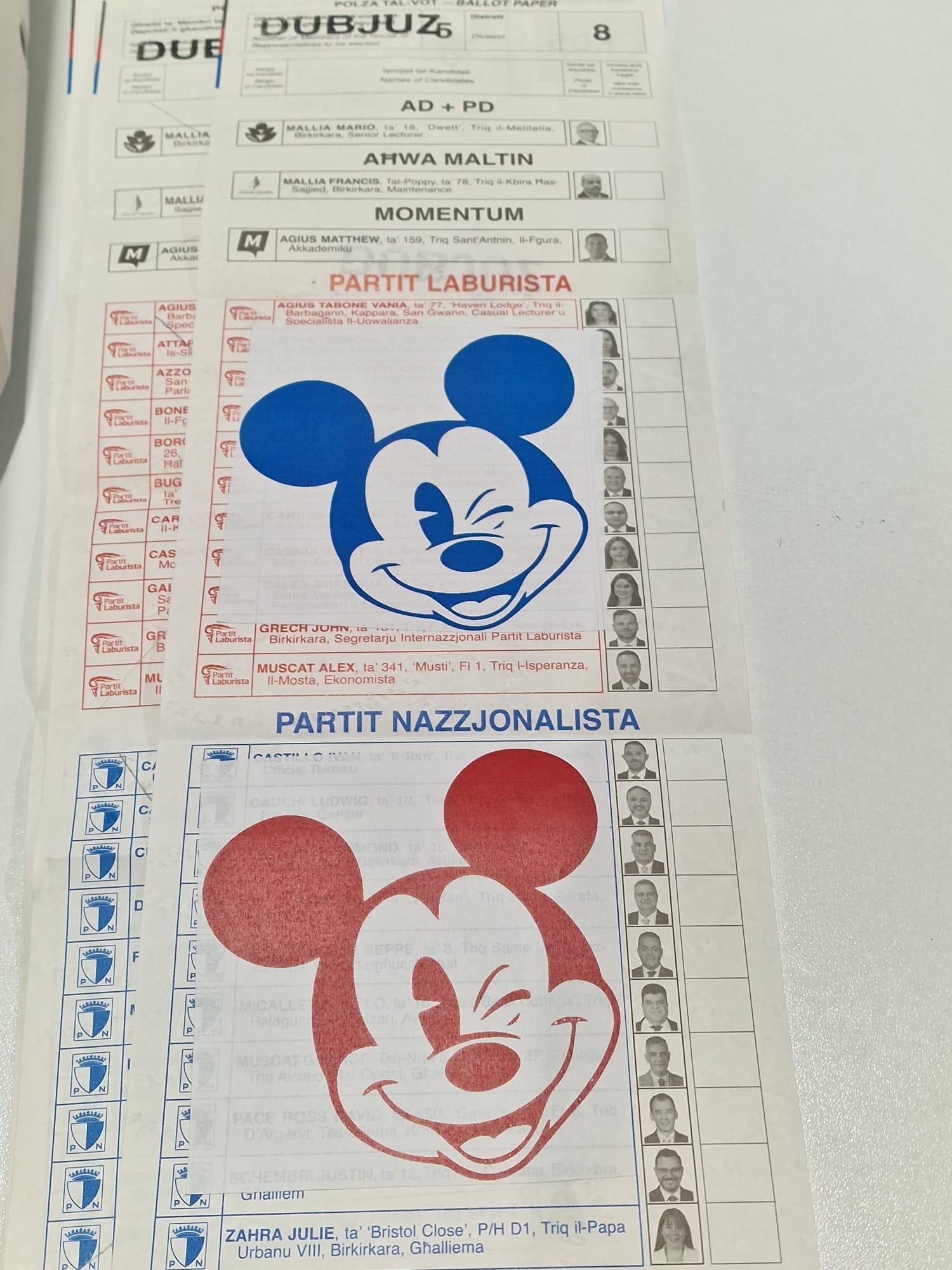Bu seçmen oy pusulasına iki Mickey Mouse kesiği yapıştırdı