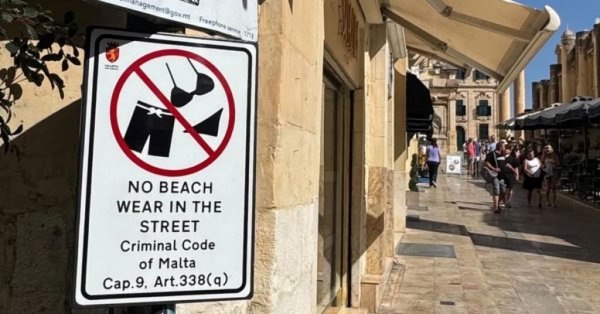 Valletta'da Turistlerden Sokakta Mayo Giymemeleri İstendi