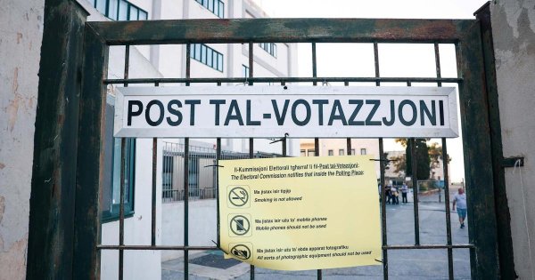 Saat 14.00 itibarıyla seçmen katılımı yüzde 43,59'a ulaştı, tüm bölgelerde artış kaydedildi