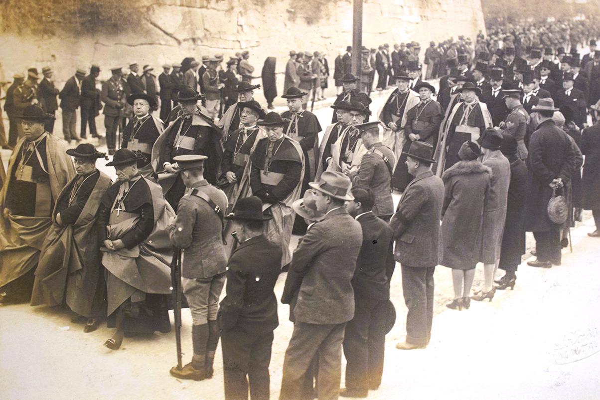 Salvatore Lorenzo Cassar'ın Congreve'nin cenaze alayındaki üst düzey din adamlarını gösteren kartpostalı.