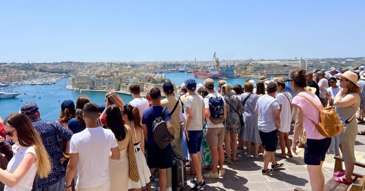 Dolu Otobüsler, Kalabalık Sokaklar: Malta'nın Aşırı Turizmi Sosyal Medya Sayfasına Kavuştu