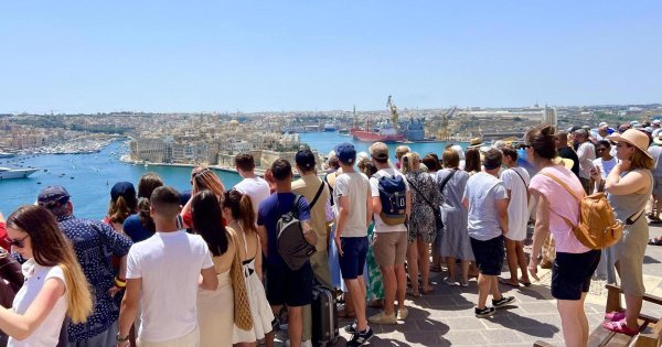 Dolu Otobüsler, Kalabalık Sokaklar: Malta'nın Aşırı Turizmi Sosyal Medya Sayfasına Kavuştu
